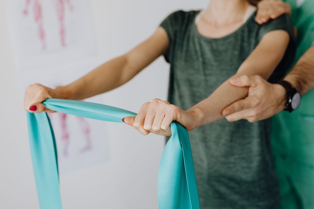 Fisioterapia — esercizio riabilitativo con elastico